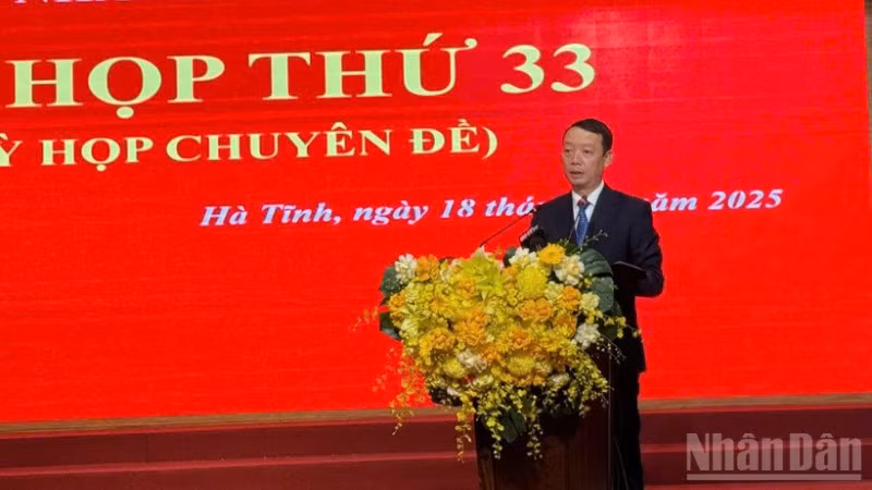 Đồng chí Phan Thiên Định, Chủ tịch Ủy ban nhân dân tỉnh Hà Tĩnh phát biểu nhận nhiệm vụ.