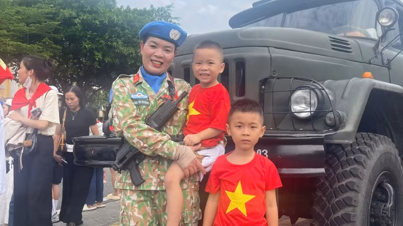 Đại úy Hoàng Thị Hương và 2 con trai. (Ảnh: Nhân vật cung cấp).