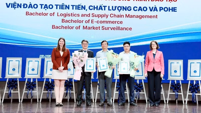 Viện Đào tạo tiên tiến, chất lượng cao và POHE nhận giấy chứng nhận kiểm định chất lượng của FIBAA. (Ảnh: TUẤN ANH) 