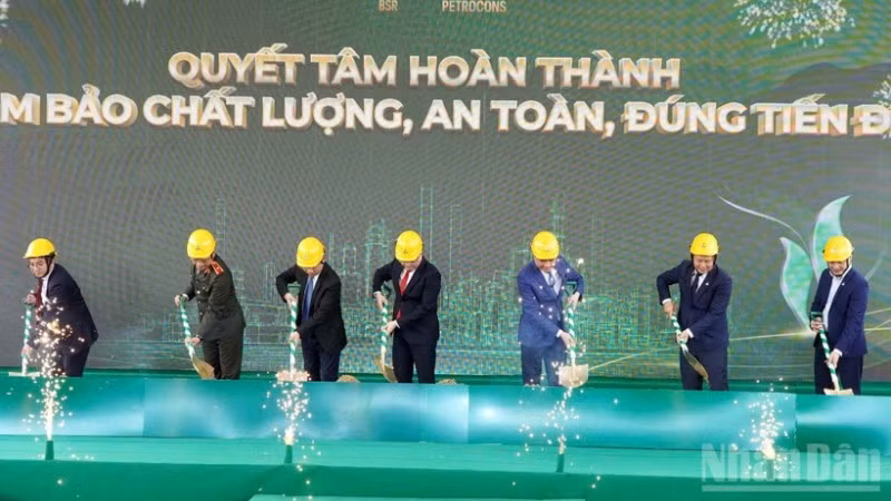 Nghi thức khởi công gói thầu thi công san lấp mặt bằng dự án nâng cấp, mở rộng Nhà máy lọc dầu Dung Quất.