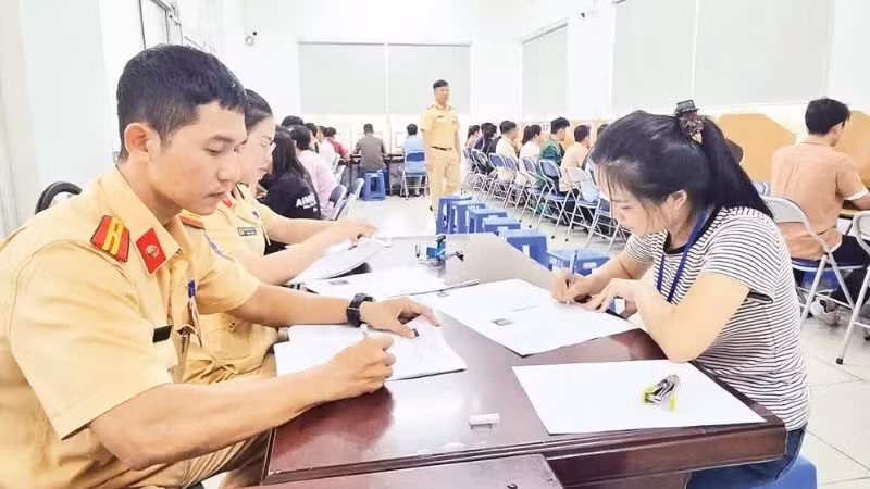 Người dân thực hiện thủ tục thi sát hạch lái xe ô-tô. (Ảnh: QUANG QUÝ)