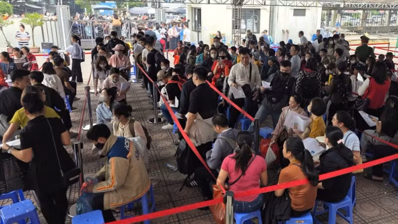 Người dân xếp hàng nộp hồ sơ mua nhà ở xã hội tại dự án CT3 khu đô thị Kim Chung. 