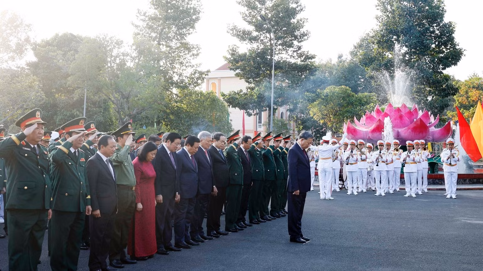 vna-potal-tong-bi-thu-to-lam-dang-hoa-dang-huong-tai-tuong-dai-chien-thang-nha-bia-tuong-niem-cac-anh-hung-liet-si-va-nha-tuong-niem-chu-tich-ho-chi-m-8456460.jpg