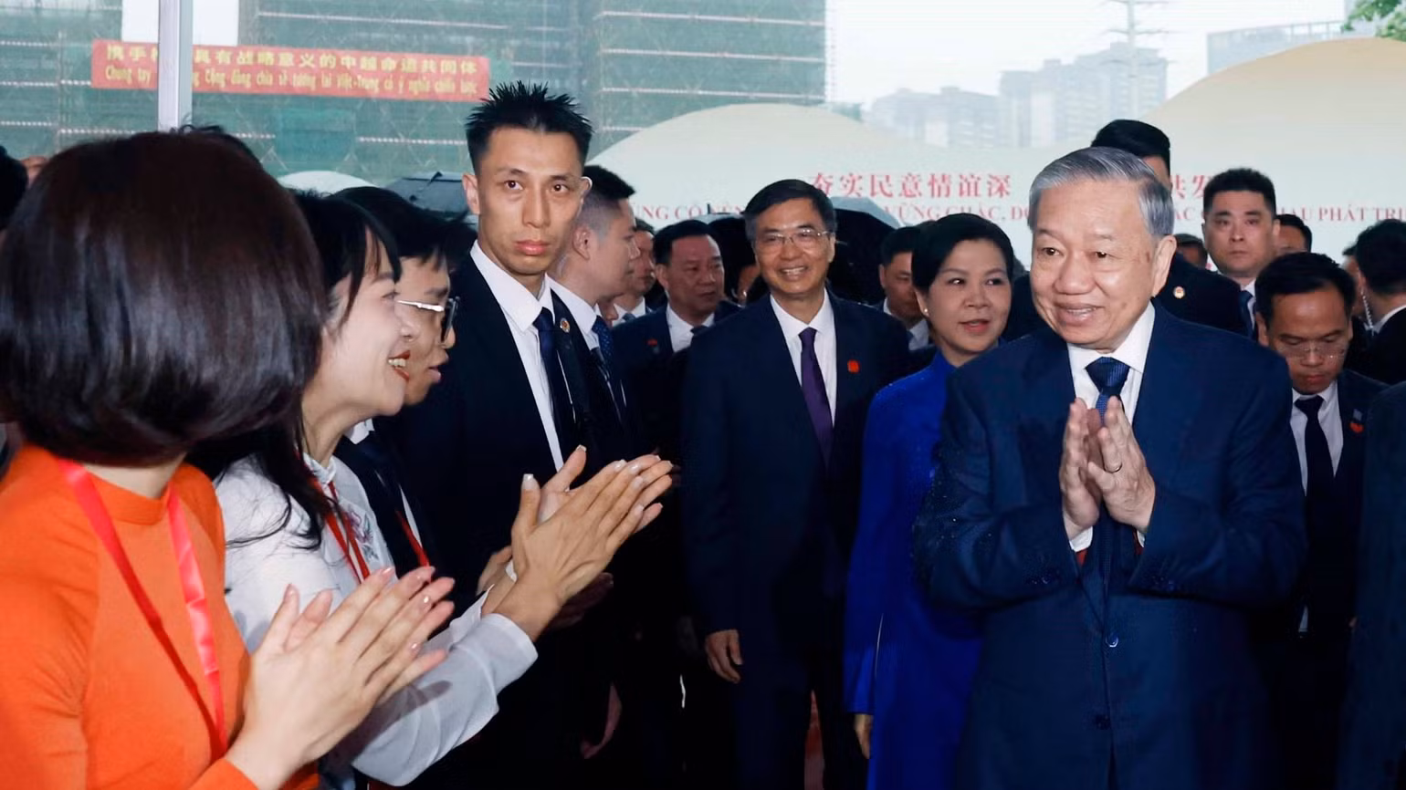 vna-potal-tong-bi-thu-chu-tich-nuoc-to-lam-du-le-khai-mac-va-phat-bieu-tai-lien-hoan-nhan-dan-bien-gioi-viet-trung-8706724.jpg
