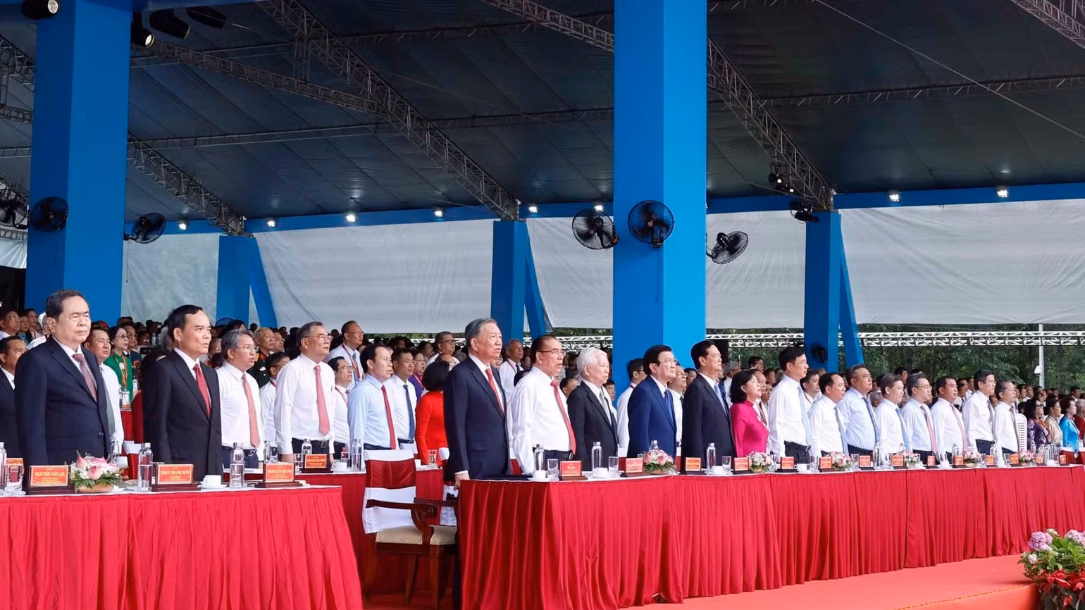 vna-potal-le-ky-niem-50-nam-thanh-pho-sai-gon-gia-dinh-vinh-du-mang-ten-chu-tich-ho-chi-minh-8862083.jpg