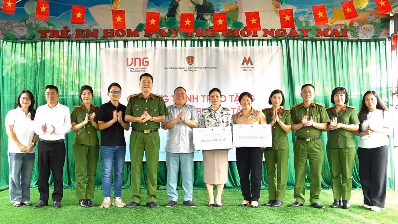 le-ban-giao-thiet-bi-tai-diem-truong-xa-tung-vai.jpg