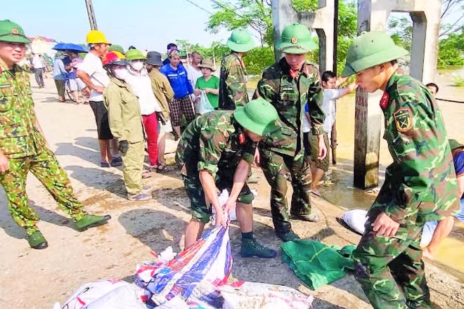 Cán bộ, chiến sĩ Trung đoàn 833 và nhân dân tham gia chống tràn đê trạm bơm Vọng Nguyệt, xã Tam Giang, tỉnh Bắc Ninh. (Ảnh AN TRÂN)