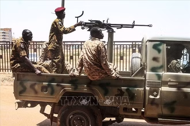 Quân đội Sudan thực thi nhiệm vụ tại Khartoum. (Ảnh: China Daily/TTXVN)