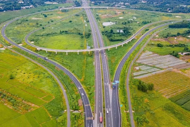 Đến nay, tổng chiều dài đường bộ cao tốc cả nước đã gần chạm mốc 2.500km, giúp tăng hiệu quả đầu tư, giảm chi phí logistics, mở ra không gian mới...