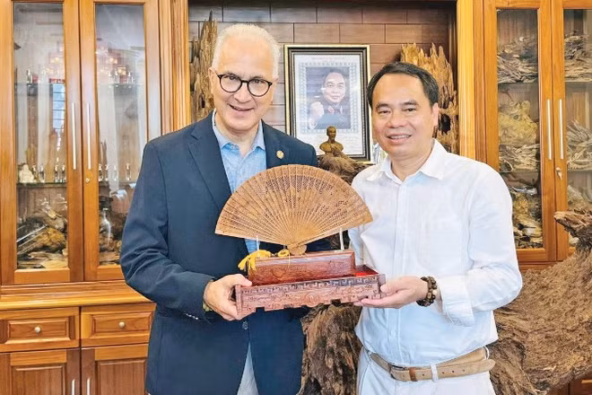 Ông Nguyễn Văn Tưởng đón tiếp ông Mark Kennedy - Giám đốc Viện Cạnh tranh Chiến lược - Trung tâm Wilson (Wilson Center) thuộc Quốc hội Mỹ đến thăm và làm việc với Công ty Trầm hương Khánh Hòa.