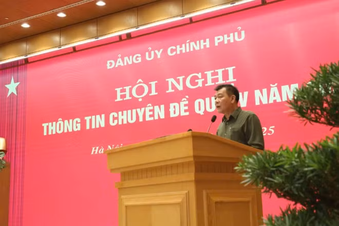 Đồng chí Nguyễn Đức Phong, Phó Bí thư Đảng ủy Chính phủ phát biểu tại hội nghị.