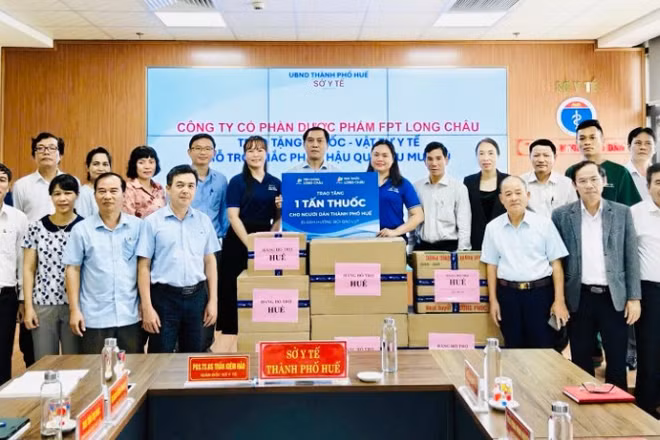 Đại diện Long Châu phối hợp Sở Y tế thành phố Huế trao tặng thuốc và vật tư y tế, hỗ trợ người dân bị ảnh hưởng bởi mưa, lũ.