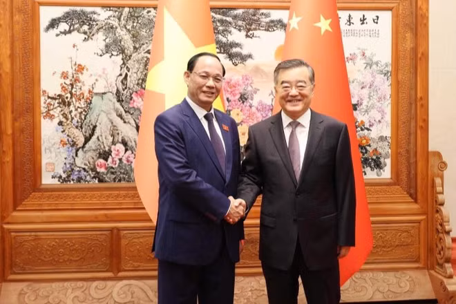 Phó Chủ tịch Quốc hội Trần Quang Phương (trái) và Phó Ủy viên trưởng Nhân đại toàn quốc Trung Quốc Trương Khánh Vĩ. (Ảnh: TTXVN)