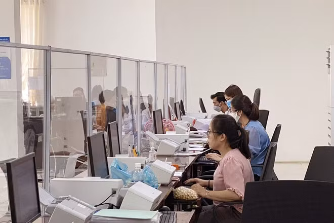 Cán bộ Trung tâm phục vụ hành chính công tỉnh Ninh Thuận giải quyết hồ sơ, thủ tục cho người dân và doanh nghiệp. (Ảnh minh họa: Công Thử/TTXVN)