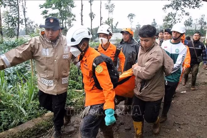 Lực lượng cứu hộ chuyển thi thể nạn nhân tại hiện trường vụ lở đất ở Tây Bandung, tỉnh Tây Java, Indonesia, ngày 24/1/2026. (Ảnh: THX/TTXVN)