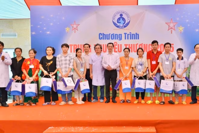 Trao quà hỗ trợ viện phí cho bệnh nhi có hoàn cảnh khó khăn.