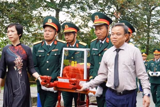 Lễ viếng, truy điệu và an táng 14 hài cốt liệt sĩ tại Nghĩa trang liệt sĩ xã Khe Sanh, tỉnh Quảng Trị.