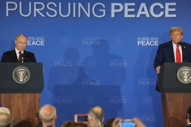 Tổng thống Mỹ Donald Trump và Tổng thống Nga Vladimir Putin tại cuộc họp báo chung ở Anchorage, Alaska, ngày 15/8/2025. (Ảnh: THX/TTXVN)