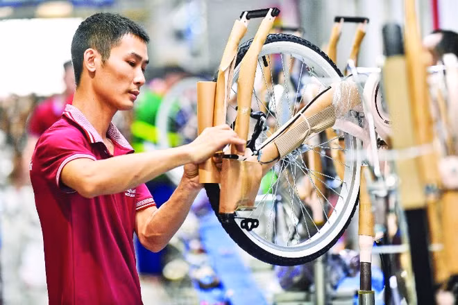 Dây chuyền sản xuất xe đạp Thống Nhất, góp phần nâng tầm giá trị sản phẩm “Made in Vietnam”. (Ảnh: THÀNH ĐẠT) 