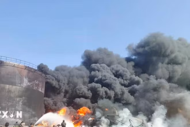 Khói bốc lên sau một vụ tấn công tại Sudan. (Ảnh: THX/TTXVN)