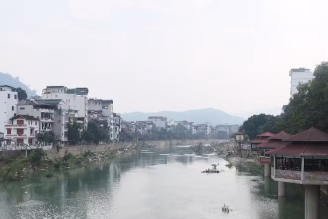 Mực nước lòng sông Lô đoạn qua phường Hà Giang 1 và 2 dâng lên sau khi vận hành thử nghiệm đập dâng nước.