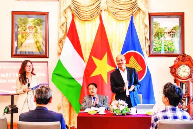 Chương trình gặp mặt các tân sinh viên diễn ra ở trụ sở Đại sứ quán Việt Nam tại Hungary.