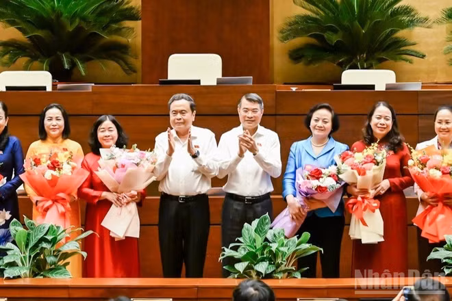 Thủ tướng Chính phủ Lê Minh Hưng và Chủ tịch Quốc hội Trần Thanh Mẫn tặng hoa chúc mừng các nữ đại biểu Quốc hội khóa XVI. (Ảnh: DUY LINH)