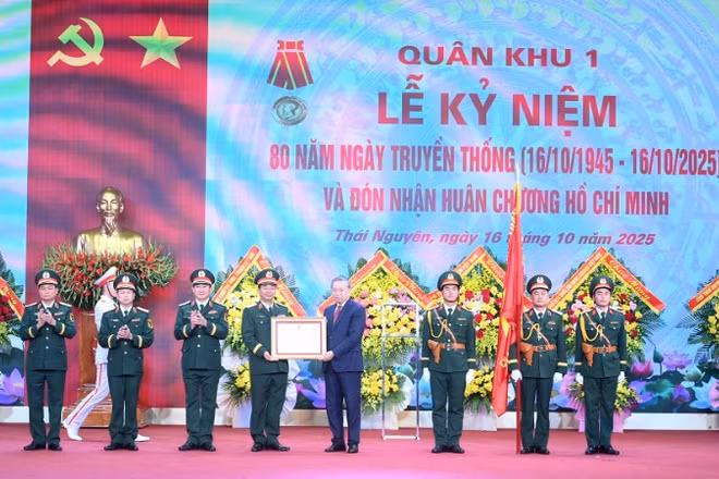 Tổng Bí thư Tô Lâm trao Huân chương Hồ Chí Minh tặng Lực lượng vũ trang Quân khu 1. (Ảnh: ĐĂNG KHOA)