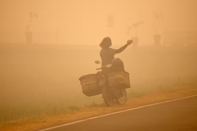 Khói mù từ các đám cháy rừng bao phủ tại khu vực Palangka Raya, Trung Kalimantan, Indonesia. (Ảnh: THX/TTXVN phát)