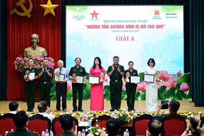 Ban Tổ chức vinh danh tác giả và nhân vật trong các tác phẩm đoạt giải A.