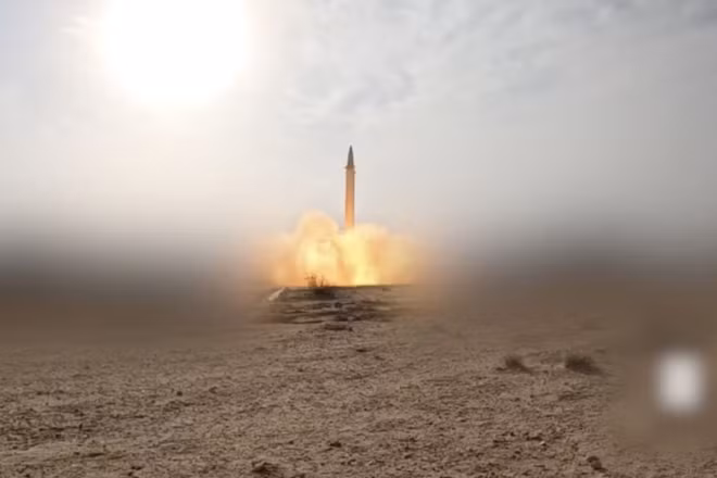Tên lửa siêu vượt âm do lực lượng Houthi phóng từ Yemen nhằm vào các tàu thương mại trên biển Arabia. (Ảnh: THX/TTXVN)