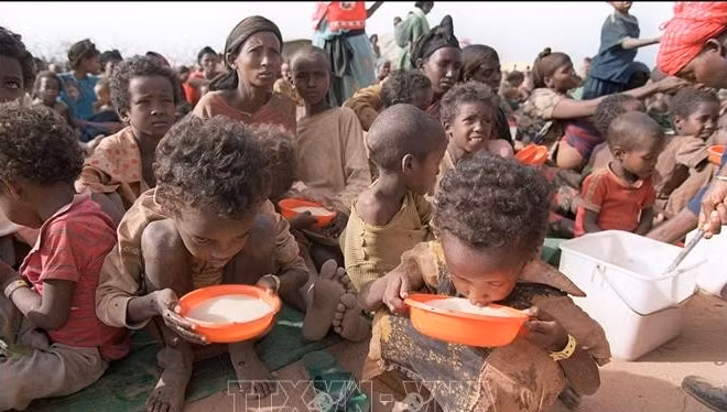 Trẻ em uống sữa tại trại tị nạn Kebribeyah ở miền đông Ethiopia. (Ảnh: AFP/TTXVN)