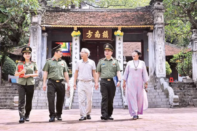 Công an phường Văn Miếu-Quốc Tử Giám (Thành phố Hà Nội) tuyên truyền, phổ biến pháp luật và đồng hành cùng người dân. (Ảnh: TRẦN HẢI)