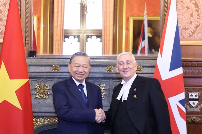 Tổng Bí thư Tô Lâm hội kiến Chủ tịch Hạ viện Anh Lindsay Hoyle. (Ảnh: Thống Nhất/TTXVN)
