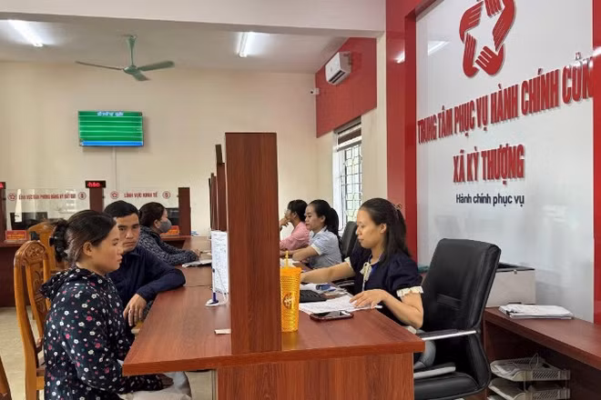 Do thiếu cán bộ chuyên môn nên áp lực công việc với các cán bộ, công chức xã Kỳ Thượng (Hà Tĩnh) rất lớn.