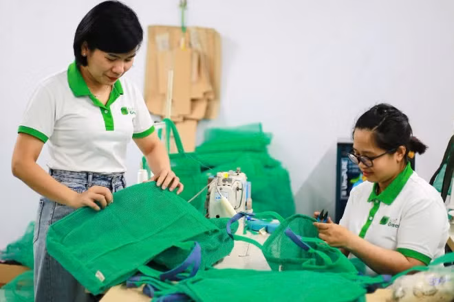 Chị Huỳnh Thị Tường Vy (bên trái) kiểm tra sản phẩm.