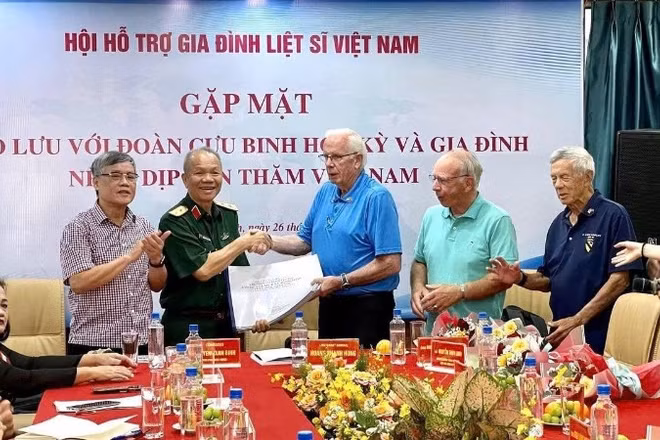 Đoàn cựu chiến binh Mỹ trao 21 bộ hồ sơ xác định vị trí mộ tập thể liệt sĩ cho Hội Hỗ trợ gia đình liệt sĩ Việt Nam.