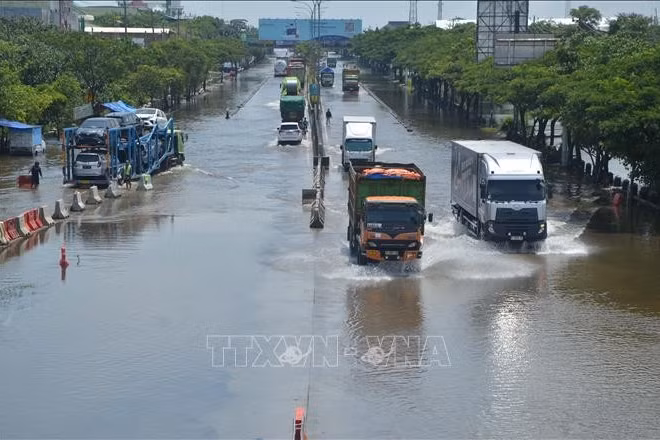 Cảnh ngập lụt sau những trận mưa lớn tại Semarang, Trung Java, Indonesia. (Ảnh: THX/TTXVN)