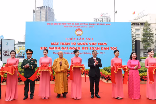 Đại biểu cắt băng khai mạc triển lãm "Mặt trận Tổ quốc Việt Nam-Phát huy sức mạnh đại đoàn kết". (Ảnh: Hoàng Triều)
