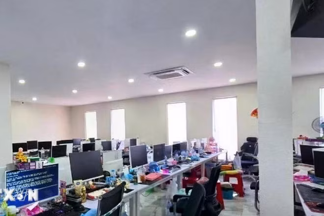 Một tòa nhà được dùng cho hoạt động lừa đảo trực tuyến tại thành phố Poipet. (Ảnh: AKP/TTXVN phát)