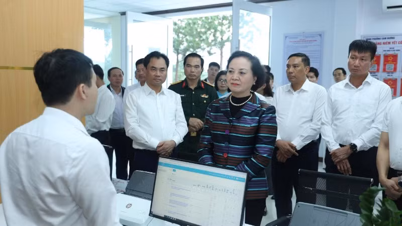 Phó Thủ tướng Chính phủ Phạm Thị Thanh Trà thăm Trung tâm phục vụ hành chính công phường Cam Đường.