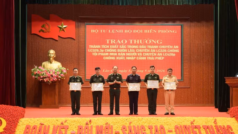 Trung tướng Nguyễn Anh Tuấn, Chính ủy Bộ đội Biên phòng trao thưởng cho các tập thể, cá nhân có thành tích xuất sắc.