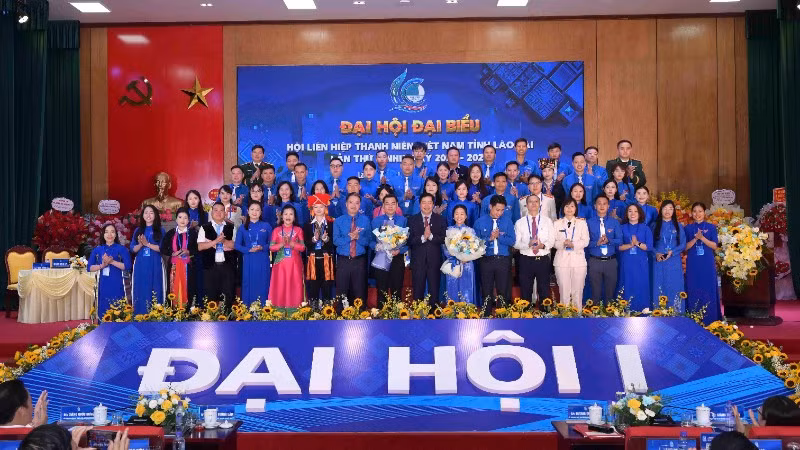 Đồng chí Dương Quốc Huy, Bí thư Tỉnh ủy Lào Cai và đồng chí Nguyễn Tường Lâm, Chủ tịch Hội Liên hiệp Thanh niên Việt Nam tặng hoa chúc mừng Ủy ban Hội Liên hiệp Thanh niên Việt Nam tỉnh Lào Cai khóa I, nhiệm kỳ 2026-2029.