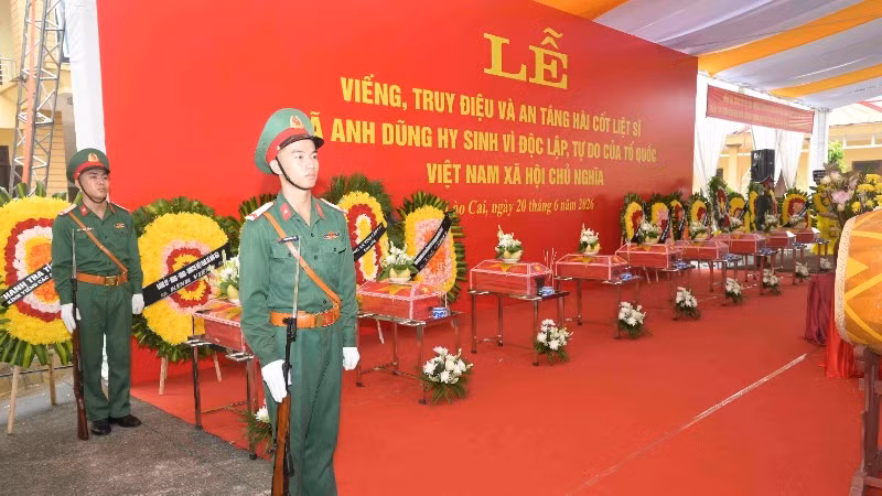 Lễ viếng, truy điệu và an táng 9 hài cốt liệt sĩ tại xã Bát Xát được tổ chức trọng thể.