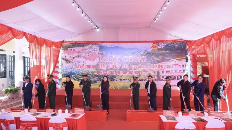 Các đại biểu thực hiện nghi thức khởi công xây dựng các điểm trường cho học sinh biên giới.