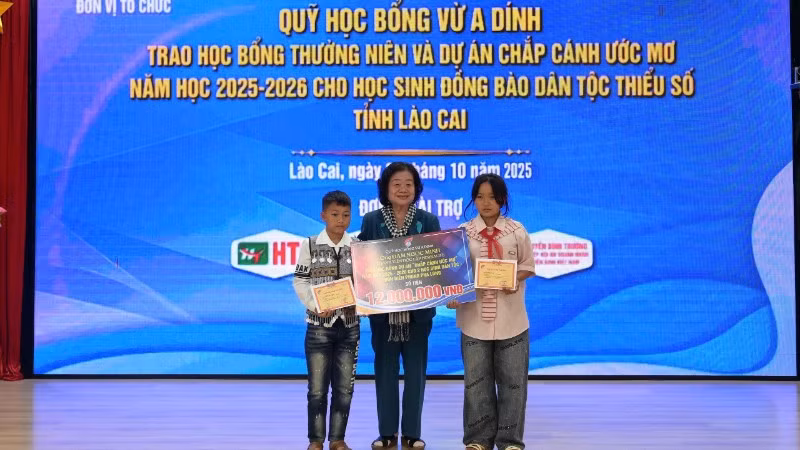 Đồng chí Trương Mỹ Hoa, nguyên Bí thư Trung ương Đảng, nguyên Phó Chủ tịch nước trao học bổng dự án “Chắp cánh ước mơ” cho 2 em học sinh dân tộc thiểu số, Đồn Biên phòng Pha Long.