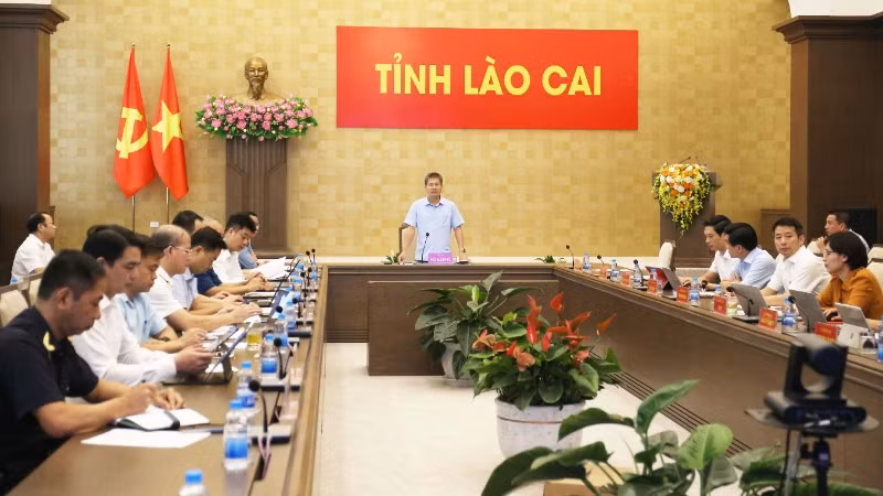 Đồng chí Ngô Hạnh Phúc, Phó Chủ tịch Thường trực Ủy ban nhân dân tỉnh Lào Cai phát biểu tại hội nghị.
