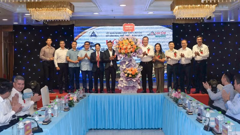 Lãnh đạo Sở Văn hóa, Thể thao và Du lịch tỉnh Lào Cai tặng hoa chúc mừng Hiệp hội Du lịch tỉnh nhân dịp kỷ niệm 66 năm Ngày Du lịch Việt Nam (9/7/1960-9/7/2026).