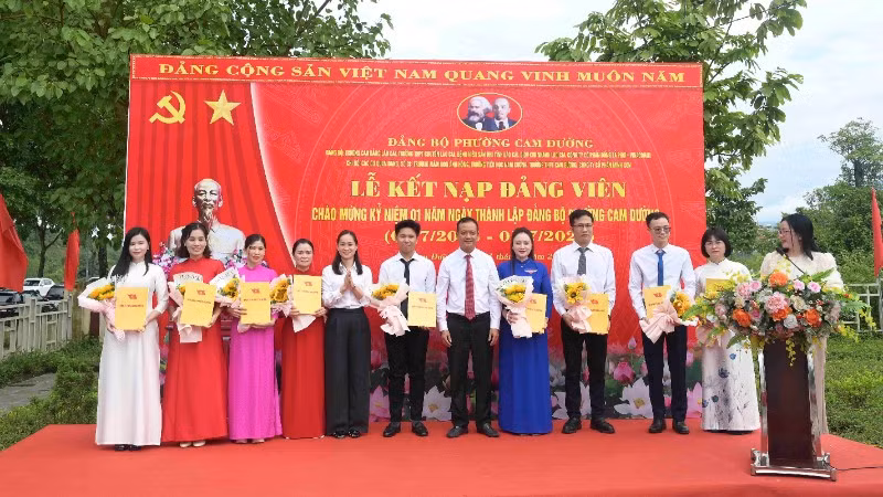 Lãnh đạo Đảng ủy, Ủy ban nhân dân phường Cam Đường trao quyết định kết nạp cho các đảng viên.