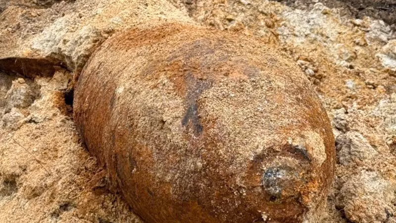 Quả bom nặng khoảng 500kg được phát hiện trong quá trình thi công đường gom tại xã Bảo Hà.